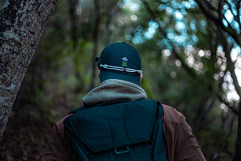 Mann, Stehen, Baum, Rucksack, Backpacker, unscharfer Hintergrund, Deckel, Tageslicht, Umgebung, Wald, Kerl, Wanderer, Wandern, Landschaft, männlich, Natur, draußen, Park, Person, Porträt, szenisch, Bäume, tragen, Land, Rückansicht, Pflanze, eine Person, Tag, Kleidung, Fokus auf den Vordergrund, Erkundung, Freizeitbeschäftigung, Männer, Kopfschuss, Erwachsene, Abenteuer, Kapuze - Kleidung, warme Kleidung, 5K, CC0, gemeinfrei, lizenzfrei