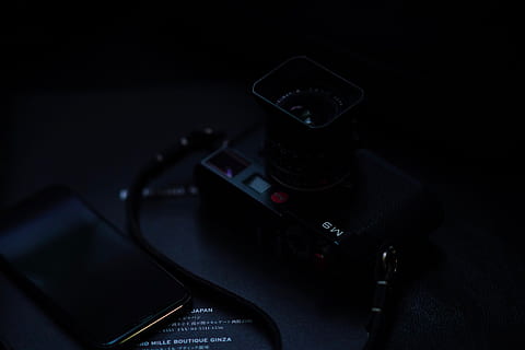 fotocamera digitale nera, elettronica, telecamera, Telefono, cellulare, pc, computer, Camera digitale, il computer portatile, tastiera, campanile, guglia, costruzione, Torre, architettura, lenti della macchina fotografica, proiettore, webcam, adattatore, computer hardware, tecnologia, connessione, in casa, comunicazione, colore nero, avvicinamento, nessuno, tecnologia wireless, controllo, cultura artistica e intrattenimento, natura morta, moderno, attrezzatura informatica, concentrarsi sulle conoscenze acquisite, macchina fotografica - attrezzatura fotografica, vista dall'alto, musica, attrezzatura, buio, sfondo nero, 4K, CC0, dominio pubblico, privo di copyright