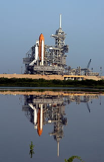 lanzamiento, atlantis, espacio, lanzadera, transporte, misión, nasa, arquitectura, agua, exterior del edificio, reflexión, estructura construida, industria, fábrica, cielo, nadie, naturaleza, pila de humo, al aire libre, generación de combustible y energía, cielo limpio, edificio industrial, frente al mar, destinos de viaje, lago, día, contaminación, planta química, 1080P, CC0, dominio público, libre de derechos