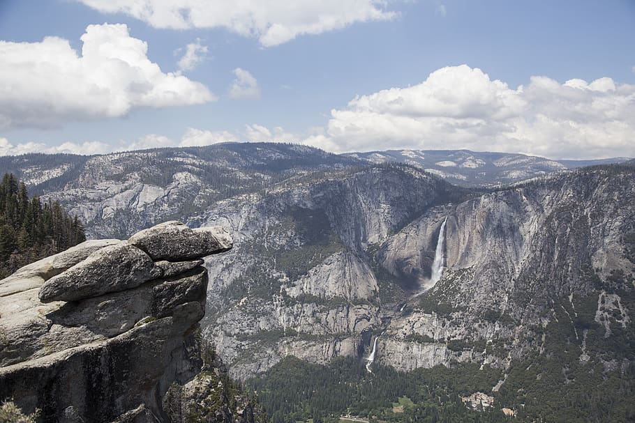 útes, s výhledem, pohoří, venku, Příroda, hora, krajina, hřeben, Spojené státy, yosemitské údolí, Skála, údolí, yosemitu, vodopád, Alpy, vrchol, sumit, les, mezník, Pohled, krása v přírodě, scenics - příroda, nebe, mrak - nebe, životní prostředí, klidné scény, klid, mimoměstské scény, idylický, nikdo, den, strom, fyzická geografie, dálkový, formace, horský vrchol, 5K