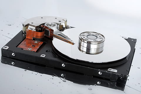 pevný disk, disk, počítač, elektronika, hdd, Paměť, ks, technologie, médií, data, úložiště, opravit, úložný prostor, uvnitř, zařízení, stálý život, nikdo, detail, kov, studio shot, retro stylu, bílé pozadí, stroje, vysoký úhel pohledu, umělecká kultura a zábava, průmysl, strojní část, záznam, hudba, pohyb, člověk objekt, elektrické zařízení, 2K, CC0, veřejná doména, bez autorských práv