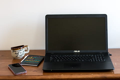 computer, scrivania, lavoro, caffè, il computer portatile, androide, tecnologia, tavolo, tecnologia wireless, comunicazione, connessione, tazza, boccale, nessuno, in casa, tazza di caffè, caffè - bevanda, cibo e bevande, schermo del computer, dispositivo di informazione portatile, bere, attrezzatura informatica, tastiera, 5K, CC0, dominio pubblico, privo di copyright