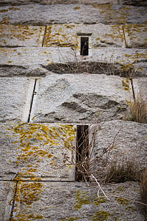 llosa, pissarra, passarel·la, Camí, rock, planta, paviment, vorera, sòl, arqueologia, runes, tomba, concret, llambordes, calcària, làpida, paret, flor, cap gent, dia, naturalesa, arquitectura, aigua, material de fusta, vell, a l'aire lliure, estructura construïda, sòlid, textura, material de pedra, primer pla, escala, exterior de l'edifici, funció de construcció de parets, vista d’angle alt, aigua que flueix, paret de pedra, 4K, CC0, domini públic, lliure de regalies