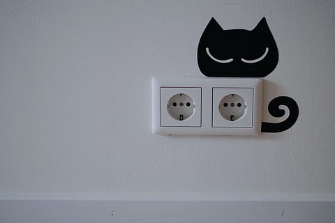 weißer Dübel, drinnen, Wandbau - Funktion, Elektrizität, keine Leute, kopieren sie platz, Verbindung, Technologie, weiße Farbe, Auslauf, Netzteil, Wohngebäude, Schalter, Weiß, schwarze Farbe, Kommunikation, Wand, Nahansicht, Lichtschalter, gestalten, Geometrische Figur, elektrische Ausrüstung, 5K, CC0, gemeinfrei, lizenzfrei
