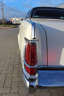 auto, takavalo, mannermainen, oldtimer, amerikkalainen, ajoneuvo, klassikko, pkw, moottoriajoneuvo, kuljetustapa, kuljetus, maa-ajoneuvo, katu, kaupunki, päivä, ei ihmisiä, punainen, kiinteä, ulkona, takavalot, vintage-auto, tie, keskittyä etualalle, ajovalot, matkustaa, luonto, kromi, 5K, CC0, public domain, rojaltivapaa