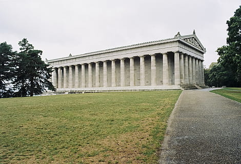 clădire din beton gri, clădire, arhitectură, Parthenon, coloană, altar, stâlp, cult, templu, Donaustauf, Walhalla, Germania, copac, plantă, floră, tisă, conifer, stejar, parc, cale, trotuar, construită, coloană arhitecturală, exteriorul clădirii, cer, destinații de călătorie, natură, zi, istorie, iarbă, turism, trecutul, călătorie, nici o persoana, oraș, în aer liber, vedere unghiulară joasă, Culoarea verde, colonadă, 4K, CC0, domeniu public, fără drepturi de autor
