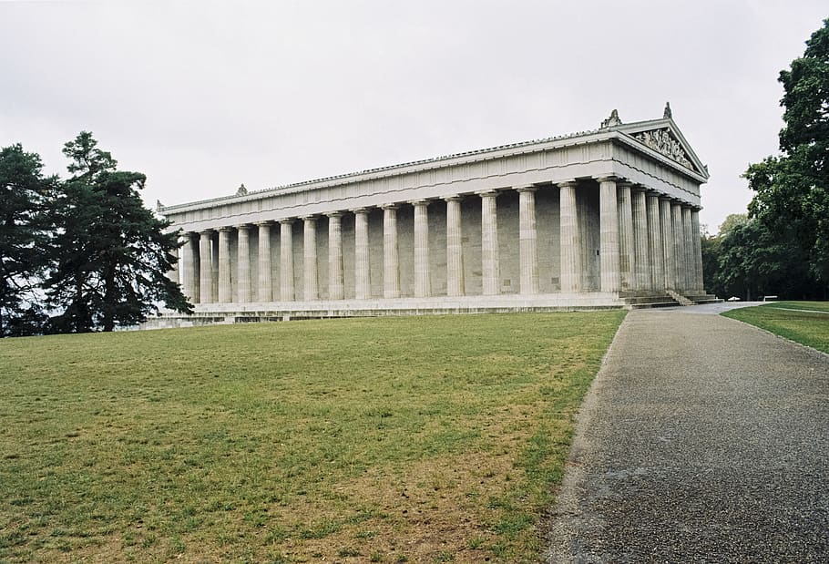 edifici de formigó gris, edifici, arquitectura, Partenó, columna, santuari, pilar, adoració, temple, donaustauf, walhalla, Alemanya, arbre, planta, flora, teix, conífera, roure, parc, Camí, paviment, estructura construïda, columna arquitectònica, exterior de l'edifici, cel, destinacions de viatge, naturalesa, dia, història, herba, turisme, el passat, viatjar, cap gent, ciutat, a l'aire lliure, vista d’angle baix, color verd, columnata, 4K
