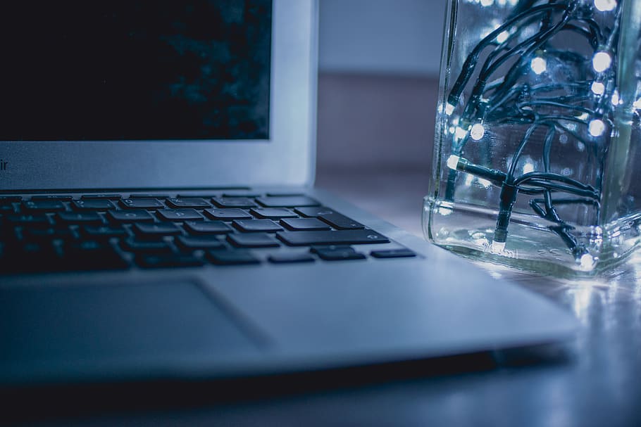 macbook, prochowiec, pc, światła, Boże Narodzenie, zbliżenie, butelka, Jacek, Jackdaniels, technologia, komputer, klawiatura, technologia bezprzewodowa, klawiatura komputerowa, stół, laptop, wyposażenie komputera, porozumiewanie się, żadnych ludzi, wewnątrz, połączenie, martwa natura, szkło - materiał, biznes, selektywne skupienie, biurko, gabinet, monitor komputerowy, szkło, klucz komputera, 5K