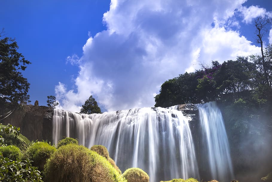 Wasserfälle, Weiß, Blau, Himmel, Kaskade, Tageslicht, Umgebung, fallen, fließen, Landschaft, Langzeitbelichtung, Froschperspektive, Natur, draußen, Park, Pflanzen, Fluss, Rock, szenisch, Strom, Sommer-, Zeitraffer, Reise, Bäume, Wasser, Baum, Pflanze, Szenen - Natur, wolke - himmel, Schönheit in der Natur, Wasserfall, ruhige Szene, Ruhe, keine Leute, Bewegung, Tag, Wachstum, Nicht-städtische Szene, Land, idyllisch, fließendes Wasser, fallendes Wasser, fließend, Kraft in der Natur, 5K