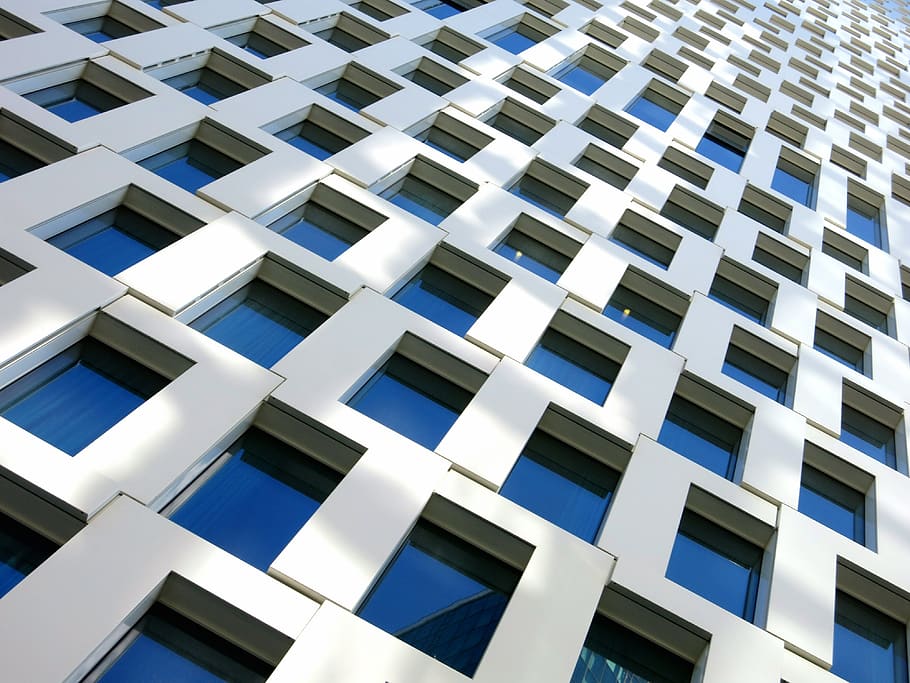 Alemanya, Berlín, estructura construïda, arquitectura, exterior de l'edifici, finestra, edifici, vista d’angle baix, cap gent, repetició, patró, marc complet, apartament, en fila, modern, barri residencial, ciutat, a l'aire lliure, naturalesa, llum solar, dia, conformitat, exterior d’edifici d’oficines, gratacels, funció de construcció, netejar, 4K