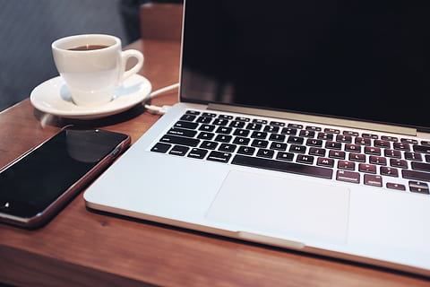 arbejde, computer, tech, innovation, slap af, bærbar, mac, OSX, iphone, mobil, design, skab, bygge, forestille, kaffe, ideer, ide, lære, kode, teknologi, trådløs teknologi, bord, kop, drikke, krus, kaffe - drikke, kaffekop, meddelelse, forbindelse, forfriskning, mad og drikke, bærbar informationsenhed, indendørs, stilleben, ingen mennesker, porcelæn, tastatur, 4K, CC0, offentligt domæne, royaltyfrie