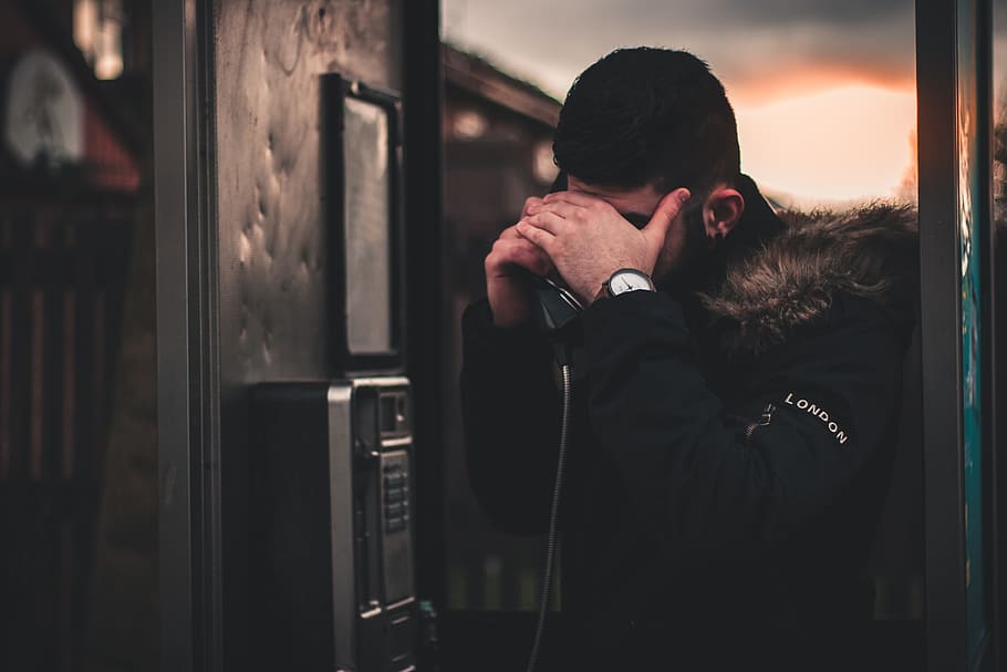 privat, telèfon, anomenada, home, persona, masculí, gent, mà, coberta, cabina telefònica, retro, telèfon de pagament, persones reals, estils de vida, homes, de peu, amor, adult jove, home jove, adult, activitat d'oci, dues persones, unió, a l'interior, abraçada, emoció, mascles, emoció positiva, parella - relació, roba calenta, 2K