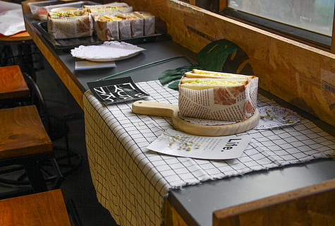 , comida y bebida, comida, mesa, postre, comida dulce, dulce, frescura, nadie, naturaleza muerta, horneado, vista de alto ángulo, adentro, envase, vaso, indulgencia, cesta, negocio, listo para comer, restaurante, asiento, tentación, vajilla, mantel individual, bocadillo, bandeja, 2K, CC0, dominio público, libre de derechos