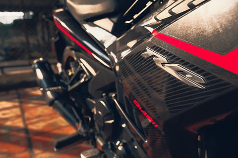 macchina, il motore, motore, ha parlato, pneumatico, ruota, bicicletta, veicolo, mezzi di trasporto, mini moto, underbone, motocicletta, yamaha, eccitatore, ruota di automobile, ruota in lega, luce, faro, produzione, avvicinamento, nessuno, cultura artistica e intrattenimento, in stile retrò, in casa, strumento musicale, natura morta, messa a fuoco selettiva, attrezzatura musicale, musica, metallo, veicolo terrestre, stazionario, concentrarsi sulle conoscenze acquisite, vista dall'alto, giorno, modo di trasporto, tecnologia, 5K, CC0, dominio pubblico, privo di copyright