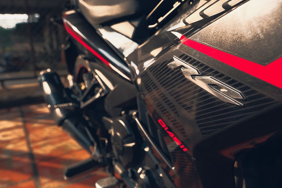 màquina, motor, va parlar, pneumàtic, roda, bicicleta, vehicle, transport, mini moto, eix vertebrador, moto, yamaha, excitador, roda del cotxe, roda d'aliatge, llum, faro, fabricació, primer pla, cap gent, cultura i entreteniment artístic, estil retro, a l'interior, instrument musical, natura morta, enfocament selectiu, equipament musical, música, metall, vehicle terrestre, estacionari, centrar-se en primer pla, vista d’angle alt, dia, manera de transport, tecnologia, 5K