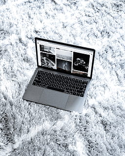 Computer, Laptop, MacBook, Mac, Apfel, einfarbig, Minimalismus, minimalistisch, minimal, Weiß, Technologie, Kommunikation, Verbindung, keine Leute, Tag, kabellose Technologie, draußen, direkt darüber, High Angle View, Natur, Nahansicht, Computerausrüstung, Tastatur, Computer Tastatur, Bewegung, weiße Farbe, 4K, CC0, gemeinfrei, lizenzfrei