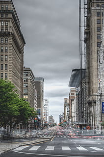 grå byggnader, byggnad, stad, gata, fönster, kontor, skyskrapa, aveny, gatlykta, bil, arkitektur, lång exponering, stadens centrum, trafikljus, stadsbild, clouds, spöke, hdr, natt, fart, byggnad exteriör, byggd struktur, väg, himmel, transport, moln - himmel, skylt, riktning, natur, vägen framåt, inget folk, vägmarkering, dag, stadsgata, symbol, motorfordon, utomhus, kontorsbyggnad exteriör, 4K, CC0, offentligt domän, royaltyfria