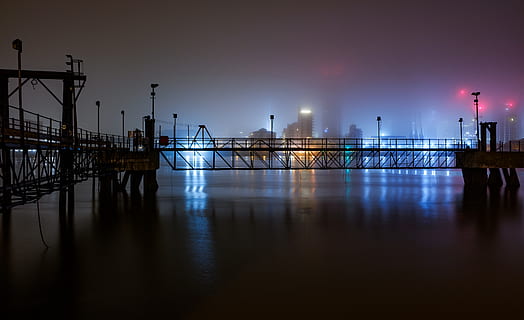 encès, pont, al costat, edificis, aigua, davant del mar, port, moll, edifici, passeig marítim, flamarada, llum, etapa, barana, silueta, fusta, Parc d'atraccions, cel, vespre, posta de sol, arquitectura, estructura construïda, reflexió, il·luminat, exterior de l'edifici, nit, transport, cap gent, connexió, naturalesa, ciutat, pont - estructura feta per l'home, riu, a l'aire lliure, destinacions de viatge, 5K, CC0, domini públic, lliure de regalies
