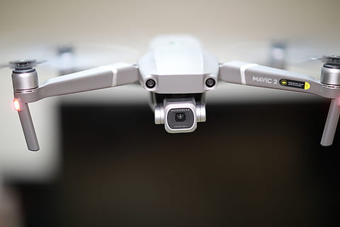 drone, skrydis, kamera, dji, fantomas, fotografija, sraigtas, hobis, quadcopter, tendencija, puošti, žiūrėti, dronai, mavic 2 pro, patalpose, sutelkti dėmesį į naujas žinias, Iš arti, nėra žmonių, technologijos, rankena, balta spalva, įranga, plastmasinis, sveikatos priežiūra ir medicina, kontrolė, figūra, dieną, atrankinis dėmesys, vonia, studija, šviečia, 4K, CC0, Viešasis domenas, nemokamai