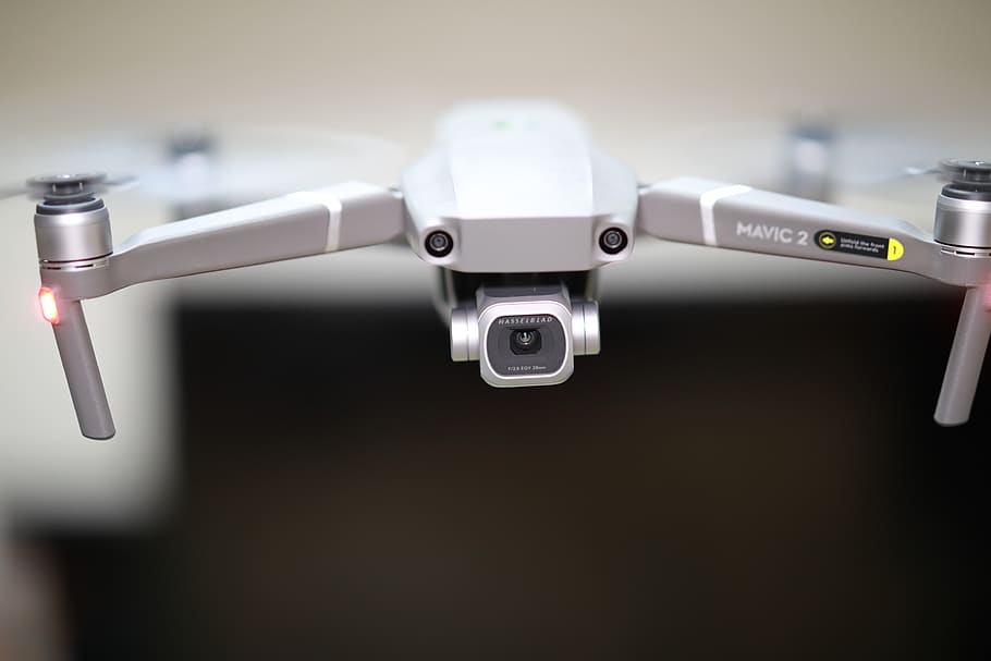 drone, vol, càmera, dji, fantasma, fotografia, hèlix, pasatemps, quadcopter, tendència, juguetear, veure, drones, mavic 2 pro, a l'interior, centrar-se en primer pla, primer pla, cap gent, tecnologia, gestionar, Color blanc, equipament, plàstic, salut i medicina, control, forma, dia, enfocament selectiu, bany, estudi, il·luminat, 4K