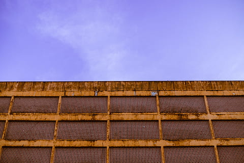 Metallrahmen, metallisch, Muster, rostig, stehlen, Himmel, die Architektur, gebaute Struktur, Gebäudehülle, Natur, Dach, Flachwinkelansicht, keine Leute, Blau, wolke - himmel, Tag, Industrie, draußen, kopieren sie platz, Zaun, Wandbau - Funktion, Gebäude, Umgebung, braun, Dachziegel, gewellt, 5K, CC0, gemeinfrei, lizenzfrei