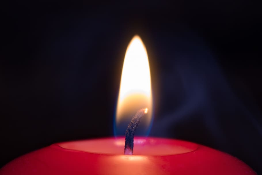 vela, flama, llum, espelmes, vermell, humor, advent, foc, romanç, decoració de Nadal, atmosfèric, espelma ardent, fosc, Nadal, cera, fum, hora de nadal, cremar, metxa, espelma de cera, calor, acollidor, infern, joieria de Nadal, primera vela, cremant, calor - temperatura, foc - fenomen natural, il·luminat, a l'interior, primer pla, brillant, naturalesa, fons negre, cap gent, equips d’il·luminació, tir de l'estudi, centrar-se en primer pla, esdeveniment, celebració, habitació domèstica, 2K