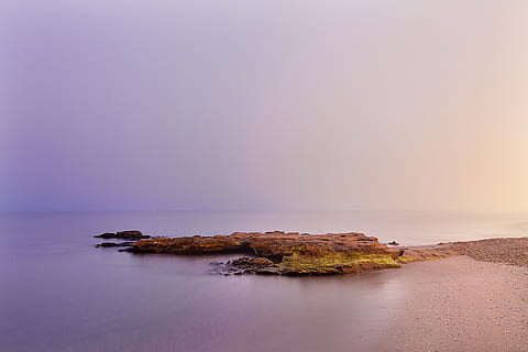 stable landform, dagtimerne, vand, hav, ro, scenics - natur, skønhed i naturen, horisont over vand, rolig scene, himmel, jord, natur, rock-objekt, solid, ingen mennesker, klippe, horisont, idyllisk, strand, kopiere plads, solnedgang, lilla, 4K, CC0, offentligt domæne, royaltyfrie