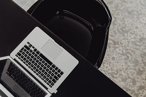 elegante, espacio de trabajo, computadora macbook, casa, estudio, tecnología, computadora, macbook, escritorio, ordenador portátil, trabajando, comunicación, tecnología inalámbrica, conexión, adentro, teclado, equipo de computadora, de cerca, nadie, vista de alto ángulo, monitor de computadora, de color negro, música, mesa, dispositivo de información portátil, naturaleza muerta, cultura de las artes y entretenimiento, llave de computadora, comunicaciones globales, blanco, 5K