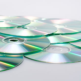 CD, CD ROM, couverture, Les données, numérique, disque, DVD, vide, film, information, médias, disque compact, prise de vue en studio, à l'intérieur, La technologie, personne, nature morte, fermer, vue grand angle, fond blanc, lumière - phénomène naturel, lien, équipement informatique, ordinateur, espace de copie, culture artistique et divertissement, forme, multi couleur, verre - matériel, équipement électrique, , CC0, domaine public, libre de droits