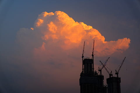 tramonto, nube, grattacielo, Cinese, cielo, esterno dell'edificio, industria, architettura, nuvola - cielo, struttura costruita, fumo - struttura fisica, gru - macchine edili, natura, nessuno, fabbrica, colore arancione, macchinario, industria di costruzioni, problemi ambientali, all'aperto, fumaiolo, costruzione, Inquadratura dal basso, inquinamento, inquinamento dell'aria, attrezzatura da costruzione, 4K, CC0, dominio pubblico, privo di copyright