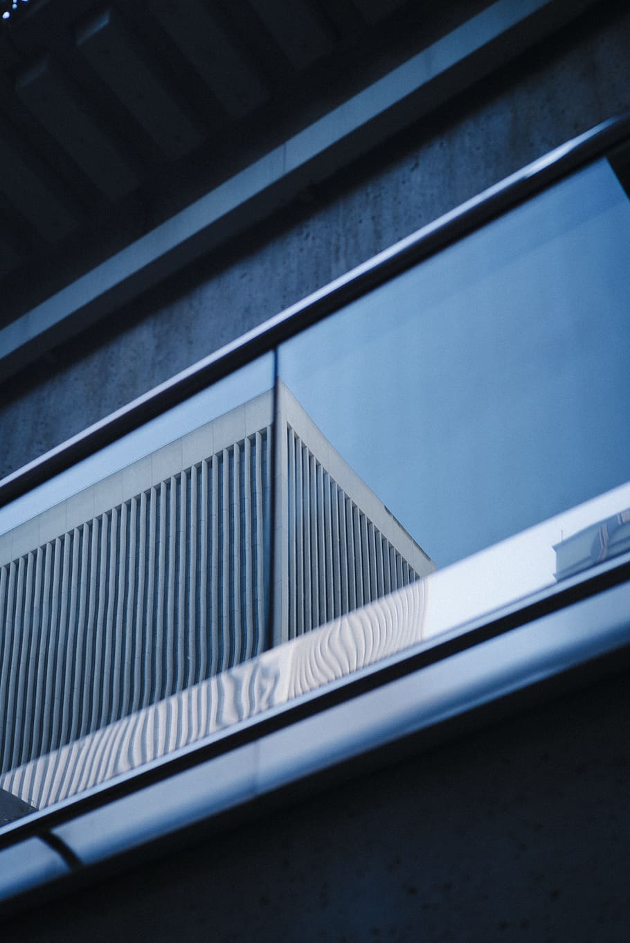 Apagat, pis, pantalla de televisió, Estats Units, san francisco, al sud del mercat, arquitectura, finestra, claraboia, edifici, habitatge, blau, barana, cap gent, estructura construïda, vista d’angle baix, primer pla, a l'aire lliure, patró, exterior de l'edifici, funció de construcció de parets, dia, metall, centrar-se en primer pla, equips d’il·luminació, naturalesa, escala, 4K
