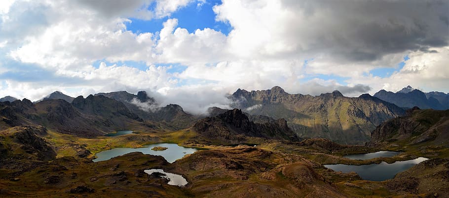 lago vicino alla montagna, blu, nuvole, nuvoloso, luce del giorno, ambientale, verde, montanaro, paesaggio, montagne, natura, rocce, panoramico, cielo, acqua, nuvola - cielo, montagna, ambiente, scenics - natura, bellezza nella natura, catena montuosa, nessuno, roccia, destinazioni di viaggio, viaggio, giorno, terra, scena non urbana, solido, roccia - oggetto, la tranquillità, all'aperto, picco di montagna, 5K