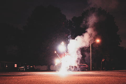 Feuerwerk, Explosion, Nacht-, beleuchtet, Straße, Rauch - physische Struktur, Transport, Kraftfahrzeug, Transportmittel, Bewegung, Auto, keine Leute, Gebäudehülle, Landfahrzeug, glühend, Stadt, Rauch, Natur, Veranstaltung, explodiert, draußen, Luftverschmutzung, Verschmutzung, Feuerwerk - künstliches Objekt, 5K, CC0, gemeinfrei, lizenzfrei