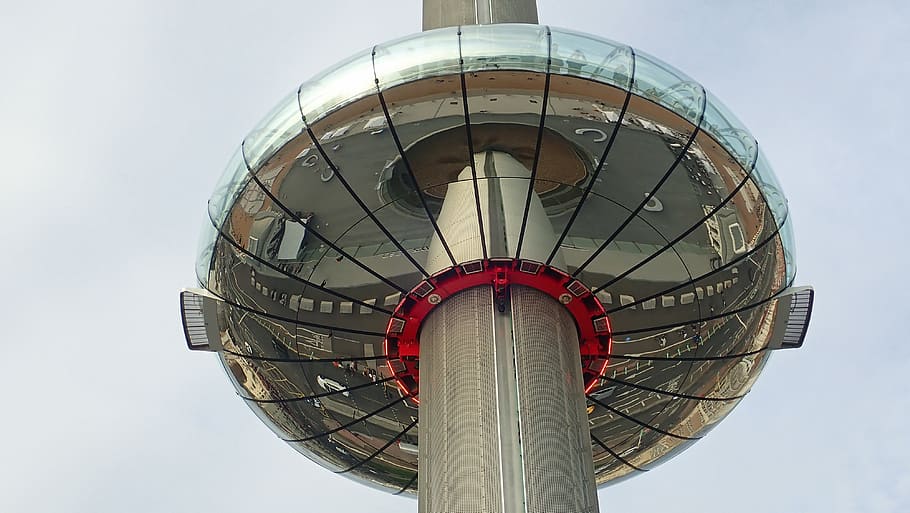 torre d’observació, i360, davant del mar, Brighton, Sussex de l'est, Anglaterra, primer pla, cel, vista d’angle baix, arquitectura, estructura construïda, naturalesa, dia, esfera, Parc d'atraccions, cultura i entreteniment artístic, passeig pel parc d’atraccions, a l'aire lliure, metall, exterior de l'edifici, cap gent, vermell, activitat d'oci, torre, gran, cercle, forma geomètrica, 4K