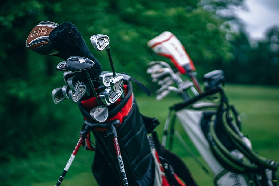 clubes de oro y plata, bolso, actividad, fondo, pantalón, cerrar, colores, equipo, campo, juego, engranaje, golf, Club de Golf, campo de golf, hierba, verde, suelo, planchar, artículos, paisaje, césped, metal, natural, nadie, objetos, al aire libre, recreación, rojo, deporte, equipo deportivo, arboles, centrarse en primer plano, de cerca, bicicleta, día, planta, gente, naturaleza, actividad de ocio, color verde, casco, sombrero, bolsa de golf, vehículo terrestre, 5K