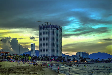 Weiß, Beton, Hochhaus, Gebäude, Meer, tagsüber, die Architektur, hinterleuchtet, Strand, Stadt, Dämmerung, Hotel, draußen, Menschen, Resort, Sand, Sonnenuntergang, städtisch, Wasser, Ufergegend, Wellen, gebaute Struktur, Gebäudehülle, wolke - himmel, Himmel, Gruppe von Leuten, Natur, echte Menschen, Menge, große Höhe, Bürogebäude außen, Männer, große gruppe von menschen, Wolkenkratzer, modern, 4K, CC0, gemeinfrei, lizenzfrei