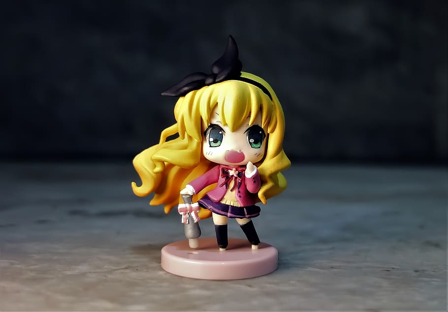 petit, bonic, jove, groc, cabell, noia, japonès, anime, dibuixos animats, televisió, sèrie, personatge, joguina, figureta, plàstic, pintat, representació, representació humana, art i artesania, cap gent, centrar-se en primer pla, natura morta, primer pla, creativitat, semblança masculina, taula, a l'interior, artesania, robot, celebració, 2K