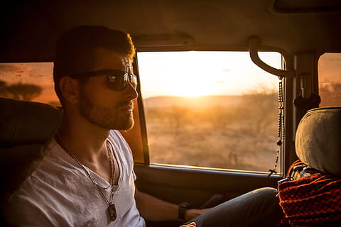 tipo, viso, occhiali da sole, barba, moda, persone, camionetta, veicolo, tramonto, auto, interno del veicolo, modo di trasporto, mezzi di trasporto, seduta, una persona, ritratto, viaggio, colpo alla testa, giovani uomini, giovane adulto, cielo, adulto, guida, bicchieri, uomini, finestra, interno auto, natura, viaggio su strada, sole, all'aperto, 5K, CC0, dominio pubblico, privo di copyright