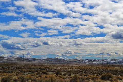 marron, vert, herbe, milieu, champ, blanc, nuageux, ciel, des nuages, ciel nuageux, lumière du jour, désert, environnement, ferme, prairie, colline, horizon, paysage, lumière, Montagne, la nature, scénique, sol, nuage - ciel, paysages - nature, scène tranquille, beauté dans la nature, tranquillité, terre, scène non urbaine, journée, personne, éloigné, plante, en plein air, idyllique, chaîne de montagnes, climat aride, climat, semi-aride, 4K, CC0, domaine public, libre de droits