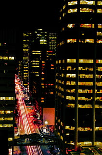 Canadà, Calgary, il·luminat, nit, ciutat, arquitectura, estructura construïda, exterior de l'edifici, transport, vida de ciutat, cap gent, exterior d’edifici d’oficines, moviment, exposició llarga, carrer, gratacels, edifici, paisatge urbà, a l'aire lliure, carretera, moviment borrós, carrer de la ciutat, vida nocturna, 4K, CC0, domini públic, lliure de regalies