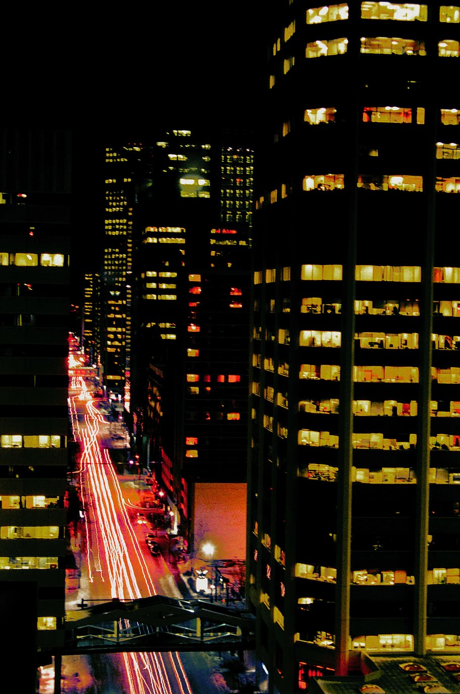 Canadà, Calgary, il·luminat, nit, ciutat, arquitectura, estructura construïda, exterior de l'edifici, transport, vida de ciutat, cap gent, exterior d’edifici d’oficines, moviment, exposició llarga, carrer, gratacels, edifici, paisatge urbà, a l'aire lliure, carretera, moviment borrós, carrer de la ciutat, vida nocturna, 4K