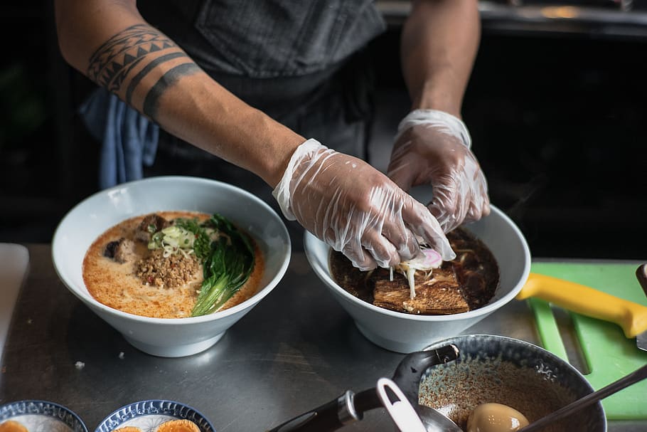 Person, mit, Plastik Handschuhe, Herstellung, Lebensmittel, Mensch, Schüssel, Pflanze, produzieren, Ramen, ohayo, japanisch, Manila, Restaurant, Ramen-Nudel, Keramik, Tasse, Gemüse, Tier, Vogel, Esstisch, Möbel, Tabelle, Essen und Trinken, Frische, Mittelteil, menschliche Hand, Vorbereitung, eine Person, drinnen, halten, Hand, Fleisch, Küchenutensilien, Löffel, Besetzung, Männer, menschliches Körperteil, Fokus auf den Vordergrund, Essen vorbereiten, Koch, 4K