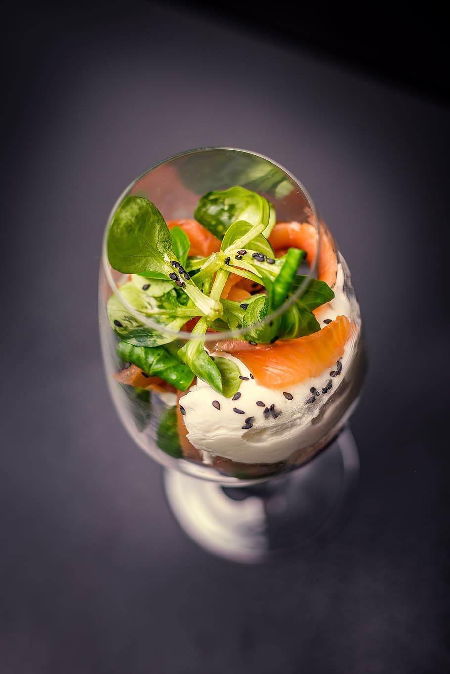 prima colazione, uovo, uova velate, salmone, cibo, foto di cibo, cibo e bevande, freschezza, mangiare sano, benessere, pronto a mangiare, in casa, avvicinamento, verdura, nessuno, natura morta, girato in studio, frutta, vista dall'alto, sfondo grigio, ciotola, porzioni, erba, sfondo nero, tavolo, contorno, tentazione, foglia di menta - culinaria, cibo vegetariano, 5K