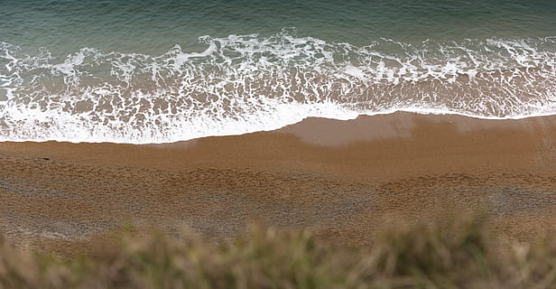 hnědé moře, moře, oceán, voda, venku, Příroda, písek, pobřeží, pláž, dorset, Spojené království, s w pobřežní cesta, mořské vlny, půda, pěna, cosat, vln, tráva, kůže, duna, přistát, vlna, sport, vodní sport, pohyb, surfování, krása v přírodě, scenics - příroda, den, pobřežní čára, životní prostředí, moci, 5K, CC0, veřejná doména, bez autorských práv