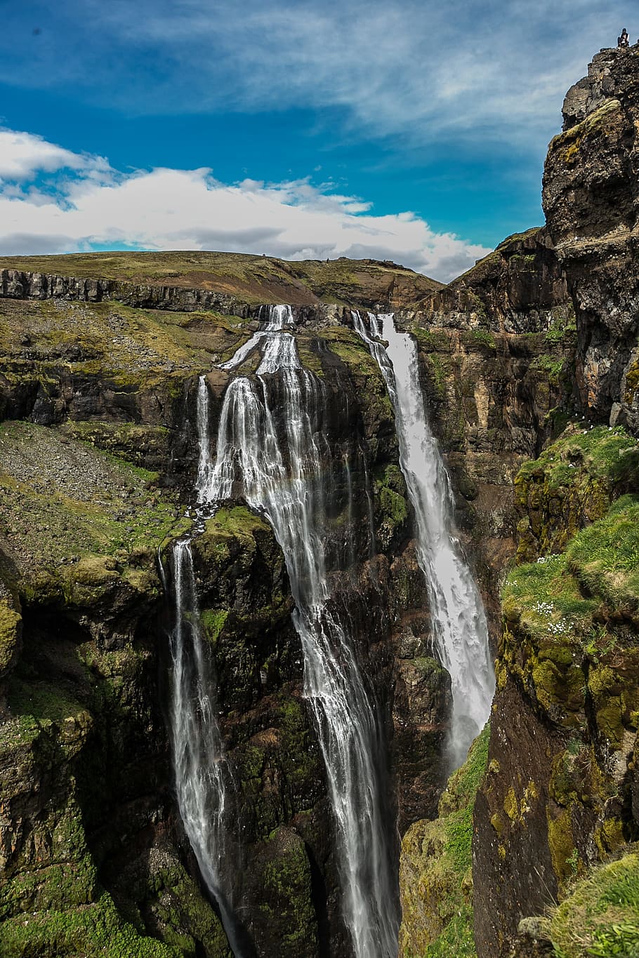 cascate sulla montagna, bella vista, ambiente, autunno, paesaggio, muschio, montagna, natura, roccia, scenario, panoramico, acqua, cascata, scenics - natura, bellezza nella natura, roccia - oggetto, movimento, lunga esposizione, acqua corrente, nuvola - cielo, scena non urbana, solido, cielo, terra, nessuno, movimento sfocato, formazione rocciosa, all'aperto, fluente, acqua che cade, potere in natura, 2K