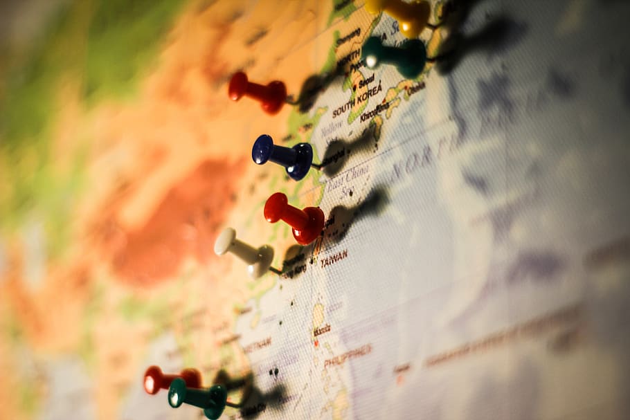 perno, testo, mappe, mondo, viaggio, bokeh, perni, carta geografica, diagramma, sfera, gioco, tracciare, astronomia, universo, spazio, pianeta, puzzle, lettera, atlante, messa a fuoco selettiva, caratteristica della parete, avvicinamento, nessuno, giorno, all'aperto, struttura costruita, architettura, natura, puntina, arte e artigianato, creatività, concentrarsi sulle conoscenze acquisite, strutturato, Inquadratura dal basso, multicolore, cibo e bevande, modello, metallo, esterno dell'edificio, 5K