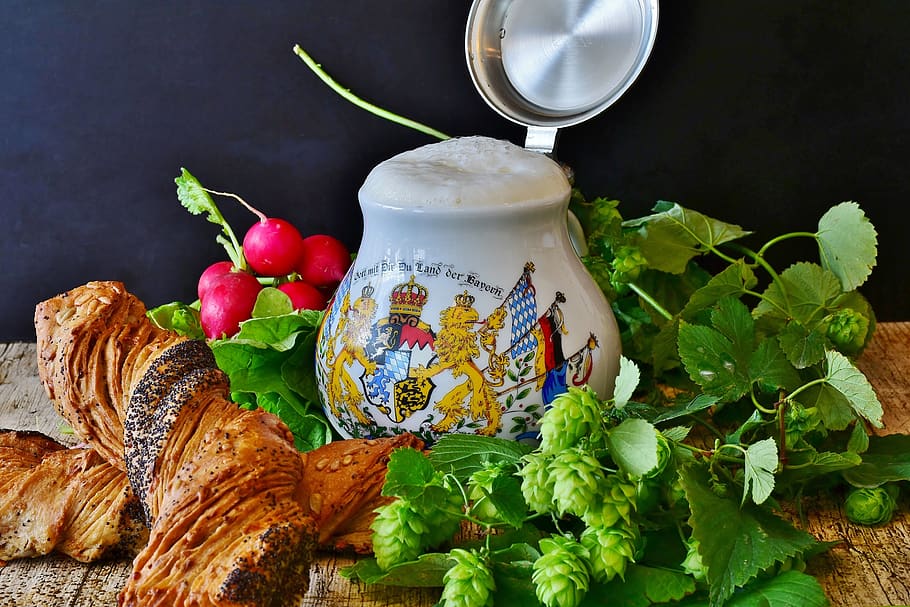 cervesa, tassa de cervesa, pa, berenar, productes al forn, Raves, llúpols, baviera, hallertau, holledau, planta escaladora, fruits de llúpol, umbel·la, vinyes de salt, jardí de llúpol, agricultura, collita, set, fam, menjar, beure, foto de menjar, natura morta, menjar i beguda, frescor, full, alimentació saludable, part de la planta, taula, cap gent, refresc, llest per menjar, a l'interior, fruita, benestar, contenidor, producte diari, indulgència, primer pla, vidre, temptació, esmorzar, fulla de menta - culinària, menjar francès, 4K