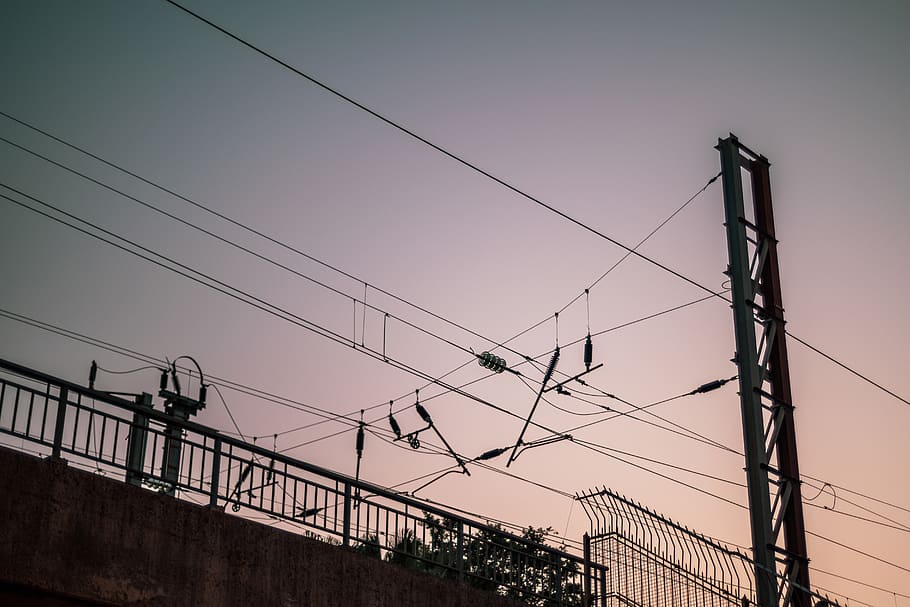 pal d’utilitat, línies elèctriques, cable, línia elèctrica, tren, presa de corrent, transformadors, electricitat, línies, animal, ocell, torre de transmissió elèctrica, silueta, fletxa, arquitectura, edifici, campanar, torre, filferro espinós, cel, connexió, vista d’angle baix, posta de sol, tecnologia, naturalesa, generació de combustible i energia, cap gent, Font d'alimentació, piló d’electricitat, tanca, a l'aire lliure, límit, barrera, estructura construïda, cel clar, complexitat, línia telefònica, 5K