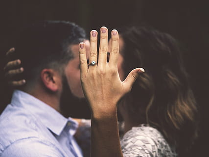 uomo, donna, baci, mano, squillare, coppia, Fidanzamento, impegnato, amore, bacio, insieme, moda, stile, gioielleria, sfondo del desktop, carta da parati iphone, Scaricare, Buongiorno, matrimonio, parte del corpo umano, mano umana, colpo alla testa, ritratto, persone, uomini, adulto, emozione, in casa, parte del corpo, maschi, aggressione, tristezza, avvicinamento, messa a fuoco selettiva, fermare il gesto, violenza, comunicazione, ragazzi adolescenti, mano alzata, depressione - tristezza, vista profilo, 5K, CC0, dominio pubblico, privo di copyright