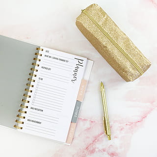 pen, ved siden af, notesbog, høj vinkel visning, indendørs, papir, ingen mennesker, stilleben, note pad, direkte over, mad og drikke, studio skud, blyant, bord, spiral notesbog, tæt på, gruppe af objekter, hvid farve, offentliggørelse, kontor, mad, uddannelse, 2K, CC0, offentligt domæne, royaltyfrie